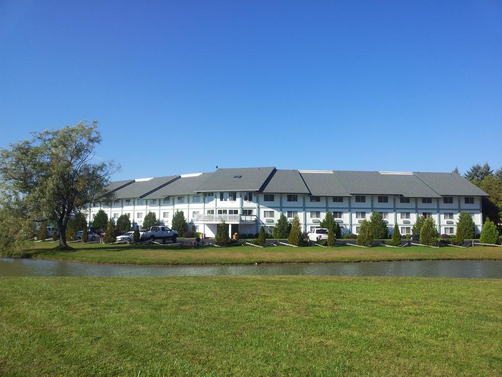 Days Inn By Wyndham Shelburne/Burlington Exterior photo