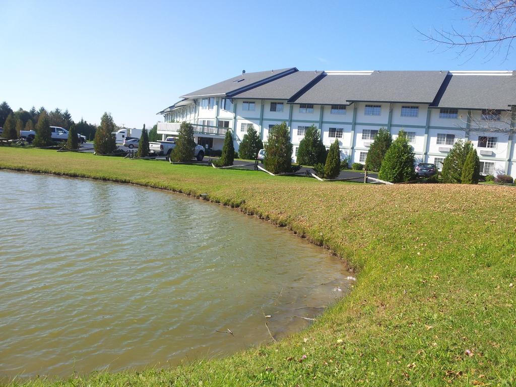 Days Inn By Wyndham Shelburne/Burlington Exterior photo