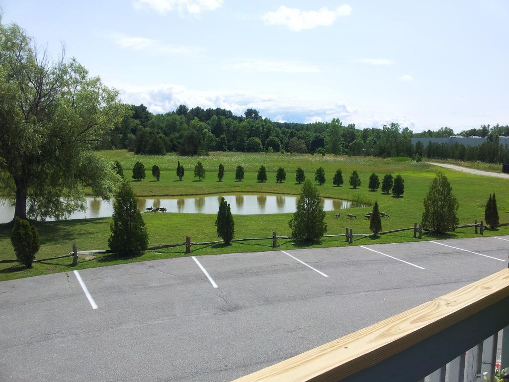 Days Inn By Wyndham Shelburne/Burlington Exterior photo