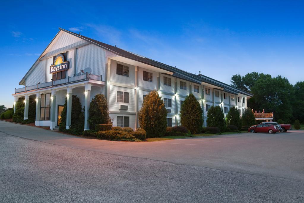 Days Inn By Wyndham Shelburne/Burlington Exterior photo